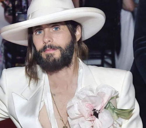 伊能靜18歲兒子穿粉紗少女裝 扮桃花妝太美,比金星當年還嬌嫩